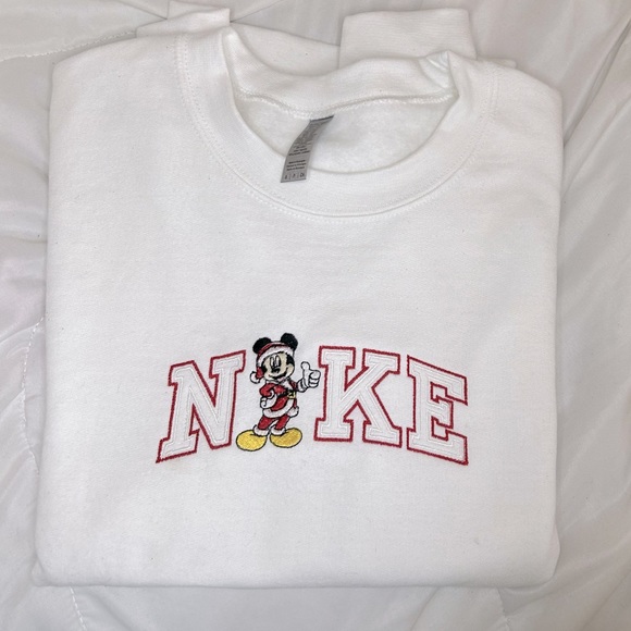 ♥️ 🎄Mickey Mouse Nike Holliday CREWNECK 🎄♥️ - Picture 3 of 5